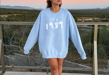 Load image into Gallery viewer, classic '89 sweatshirt – unisex gildan crewneck